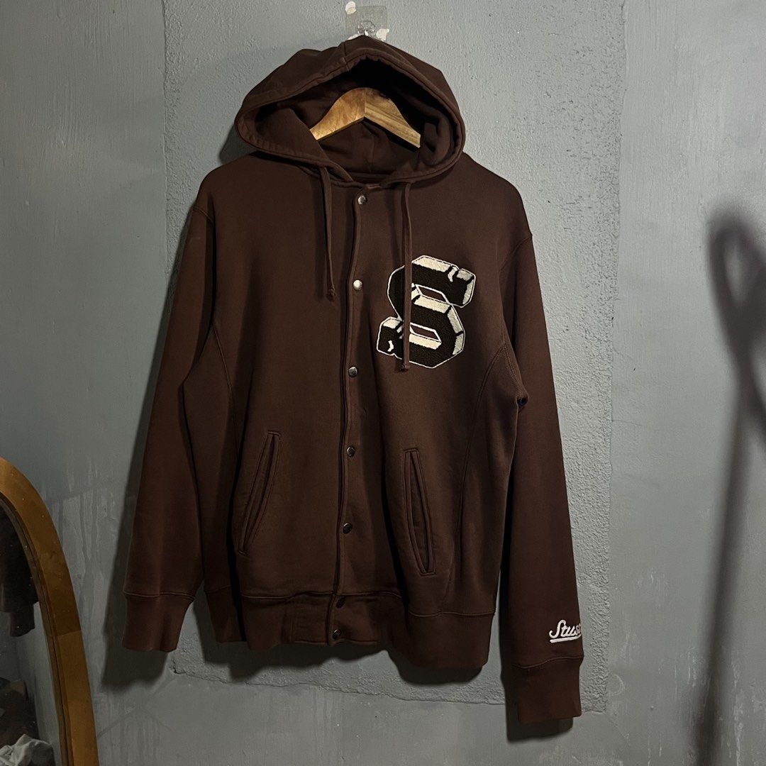 STUSSY BIG S HOODIE (Category: Coats, Jackets and Outerwear) located in Pontevedra. Submitted by thrift_things0 (Listing ID 1433911532, Image 1). Description: AUTHENTIC CARPETIZE BIG S COLOR RATE 9.5/10 WIDTH 23” LENGTH 28 TIGHT RIBBINGS LARGE ON TAG MINIMAL FADING BARELY VISIBLE (see last pic) .