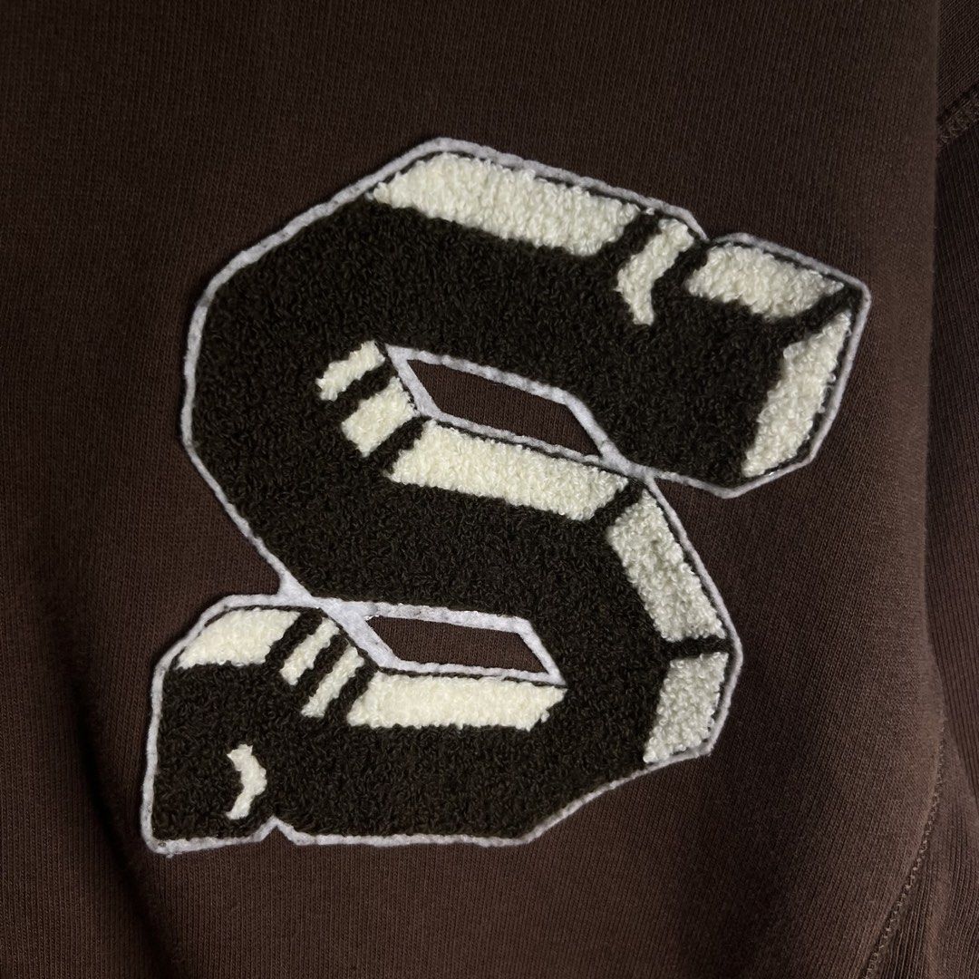 STUSSY BIG S HOODIE (Category: Coats, Jackets and Outerwear) located in Pontevedra. Submitted by thrift_things0 (Listing ID 1433911532, Image 3). Description: AUTHENTIC CARPETIZE BIG S COLOR RATE 9.5/10 WIDTH 23” LENGTH 28 TIGHT RIBBINGS LARGE ON TAG MINIMAL FADING BARELY VISIBLE (see last pic) .