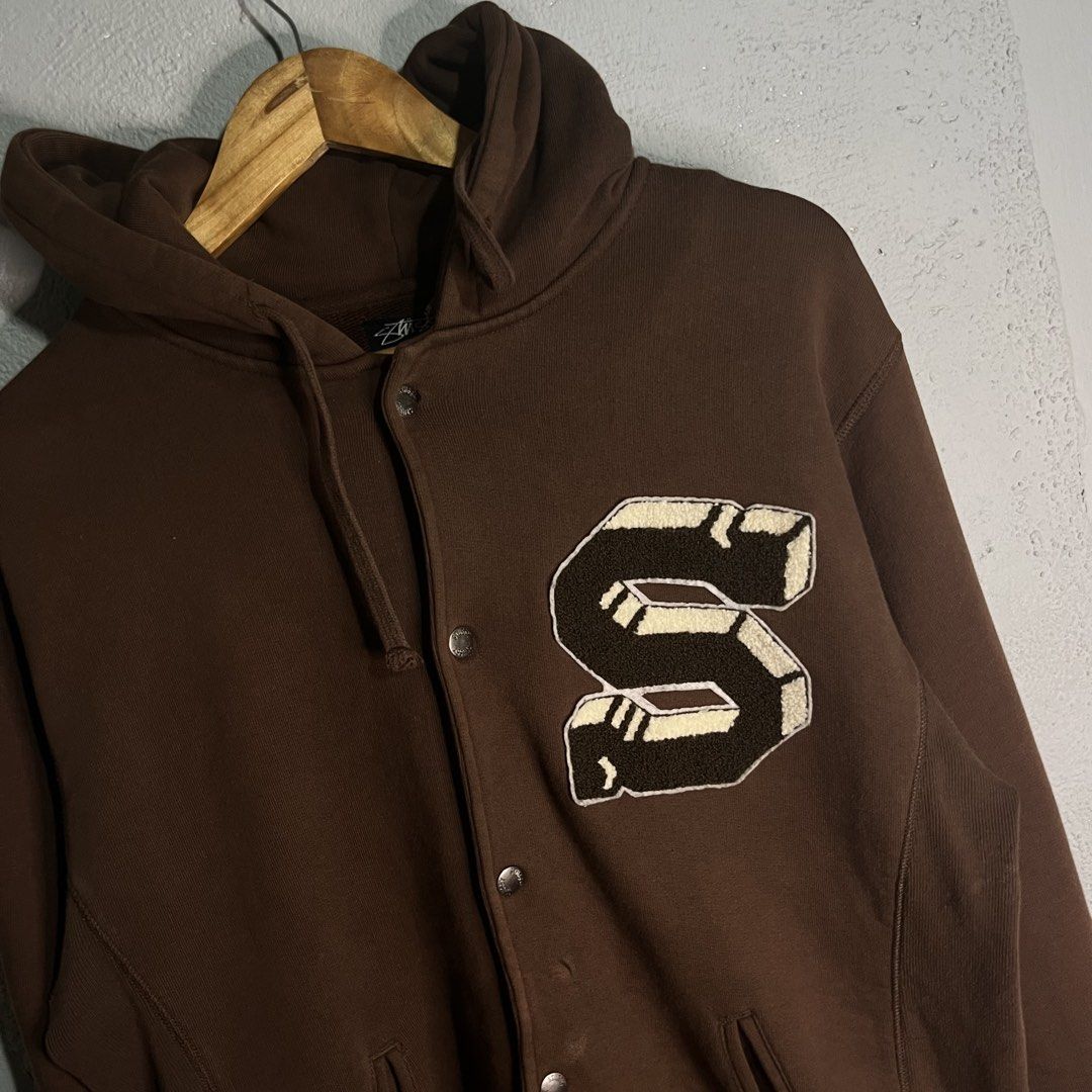 STUSSY BIG S HOODIE (Category: Coats, Jackets and Outerwear) located in Pontevedra. Submitted by thrift_things0 (Listing ID 1433911532, Image 2). Description: AUTHENTIC CARPETIZE BIG S COLOR RATE 9.5/10 WIDTH 23” LENGTH 28 TIGHT RIBBINGS LARGE ON TAG MINIMAL FADING BARELY VISIBLE (see last pic) .