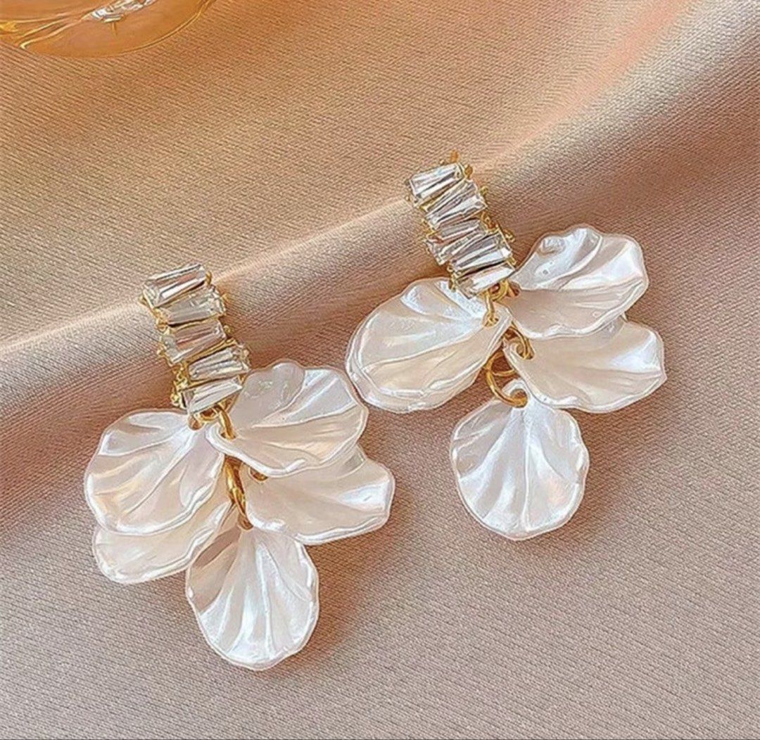 SUMMER EARRINGS WHITE FORMAL EARRINGS (Category: Earrings) located in Quezon City. Submitted by cutesymask (Listing ID 1433806703, Image 1). Description: perfect for ootds.