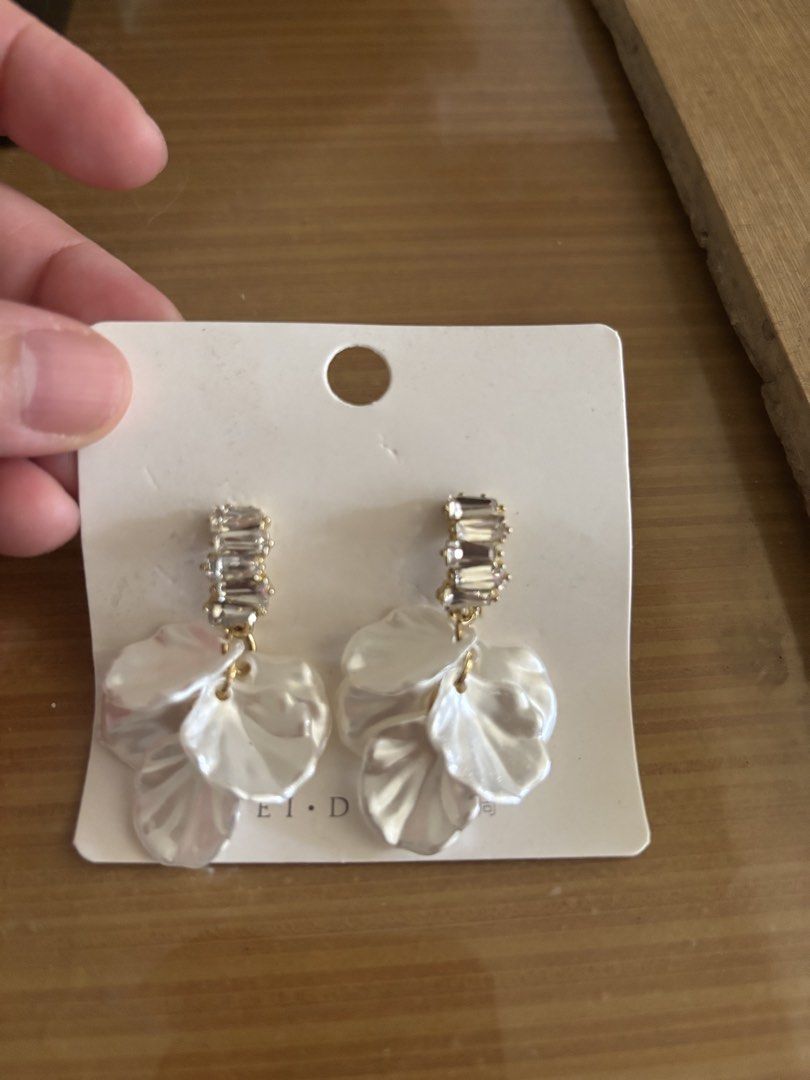 SUMMER EARRINGS WHITE FORMAL EARRINGS (Category: Earrings) located in Quezon City. Submitted by cutesymask (Listing ID 1433806703, Image 3). Description: perfect for ootds.