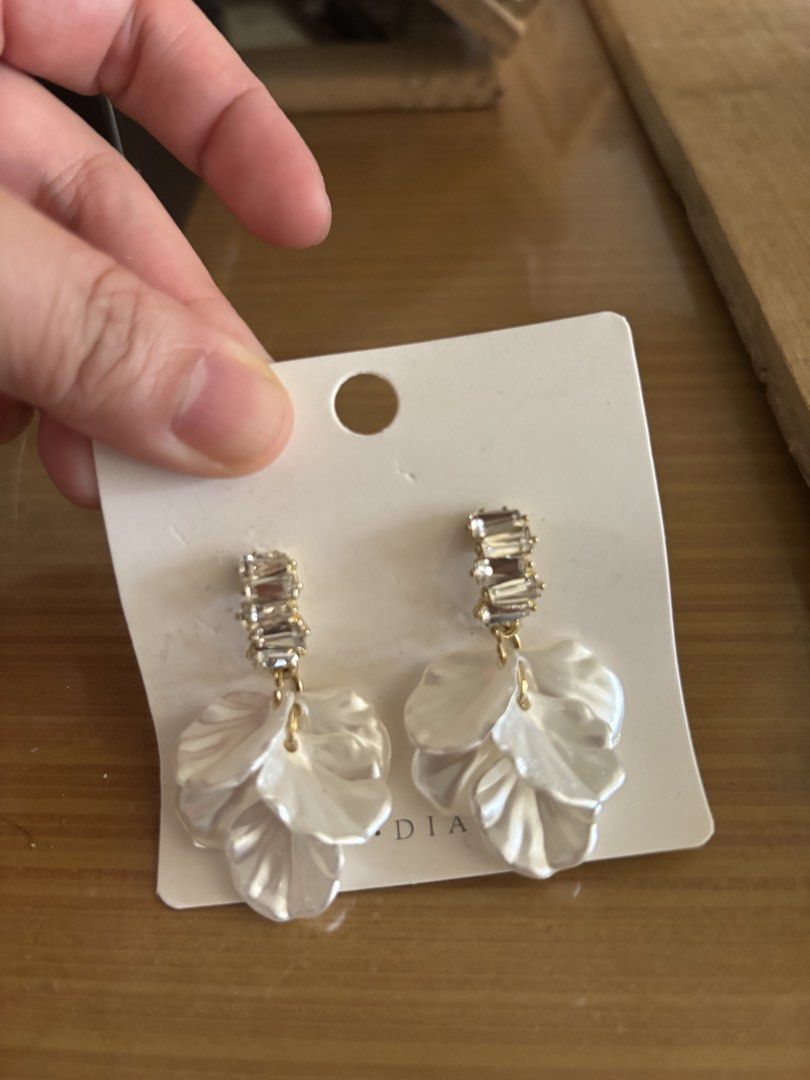 SUMMER EARRINGS WHITE FORMAL EARRINGS (Category: Earrings) located in Quezon City. Submitted by cutesymask (Listing ID 1433806703, Image 2). Description: perfect for ootds.