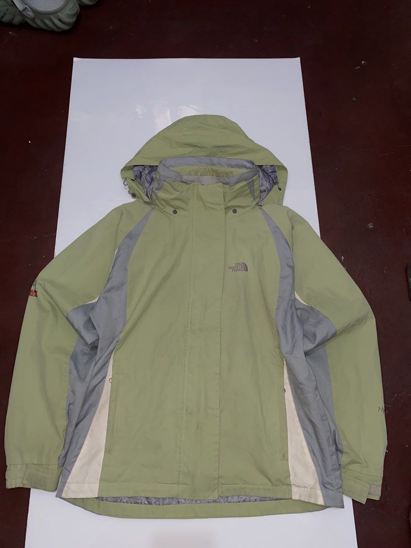 TNF (Category: Activewear) located in Manila. Submitted by thriftemcool04 (Listing ID 1433823387, Image 3). Description: 🚨TNF Wind Braker 🍬💎 Size L 🍬💎 🍬💎.