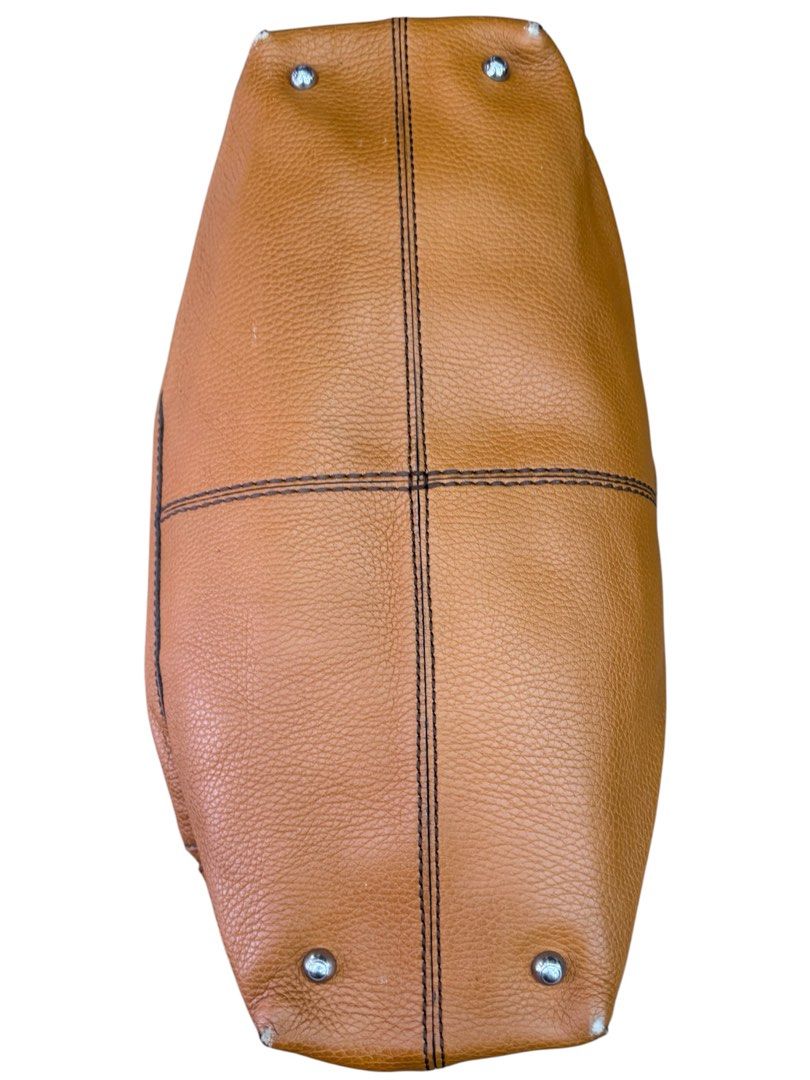 Tods (Category: Luxury Bags & Wallets) located in San Fernando. Submitted by northerncloset330 (Listing ID 1433794864, Image 3). Description: .
