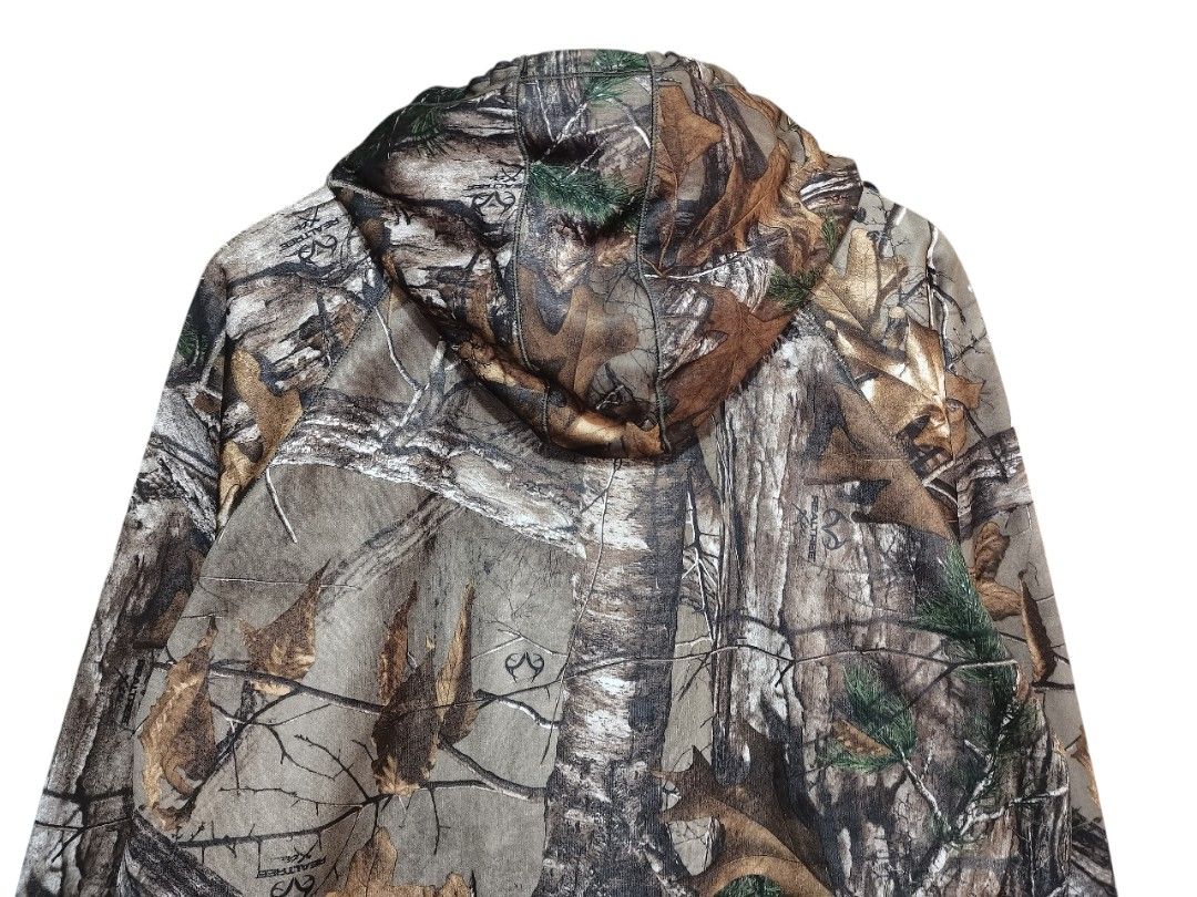 Under Armour Camo Hoodie (Category: Coats, Jackets and Outerwear) located in Manila. Submitted by eagerbeaverph (Listing ID 1433975527, Image 3). Description: - Under Armour camo hoodie - Size: XL/TG/GG/BARDOW/LL - Features a front pocket - Under Armour logo on chest - Drawstring hood - Storm technology - Style number: 1286051 Underarmour real tree camo hoodie Xl L 27 inches W 24 Good condition Minimal signs of usage .