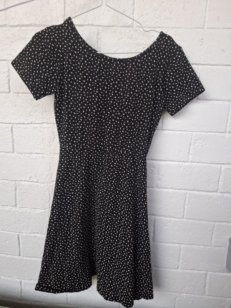 Uniqlo Polka Dot Dress (Category: Dresses) located in Pilar. Submitted by missteapot (Listing ID 1433866864, Image 1). Description: - Black dress with white polka dots - Size M - Built-in bra - Bust: 80-86 cm - Short sleeves - Scoop neckline - Made in China - Fabric: Cotton and Spandex.