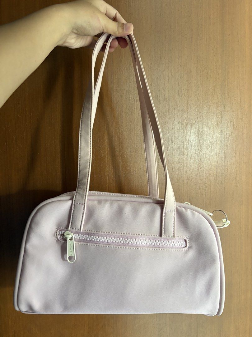 Van Walk Pink Shoulder Bag (Category: Shoulder Bags) located in Naga. Submitted by _declutterbym_ (Listing ID 1433929876, Image 2). Description: - Pink shoulder bag - Two front pockets - Top zipper closure - "Van Walk" logo - Includes keychain - Back zipper - Two handles.