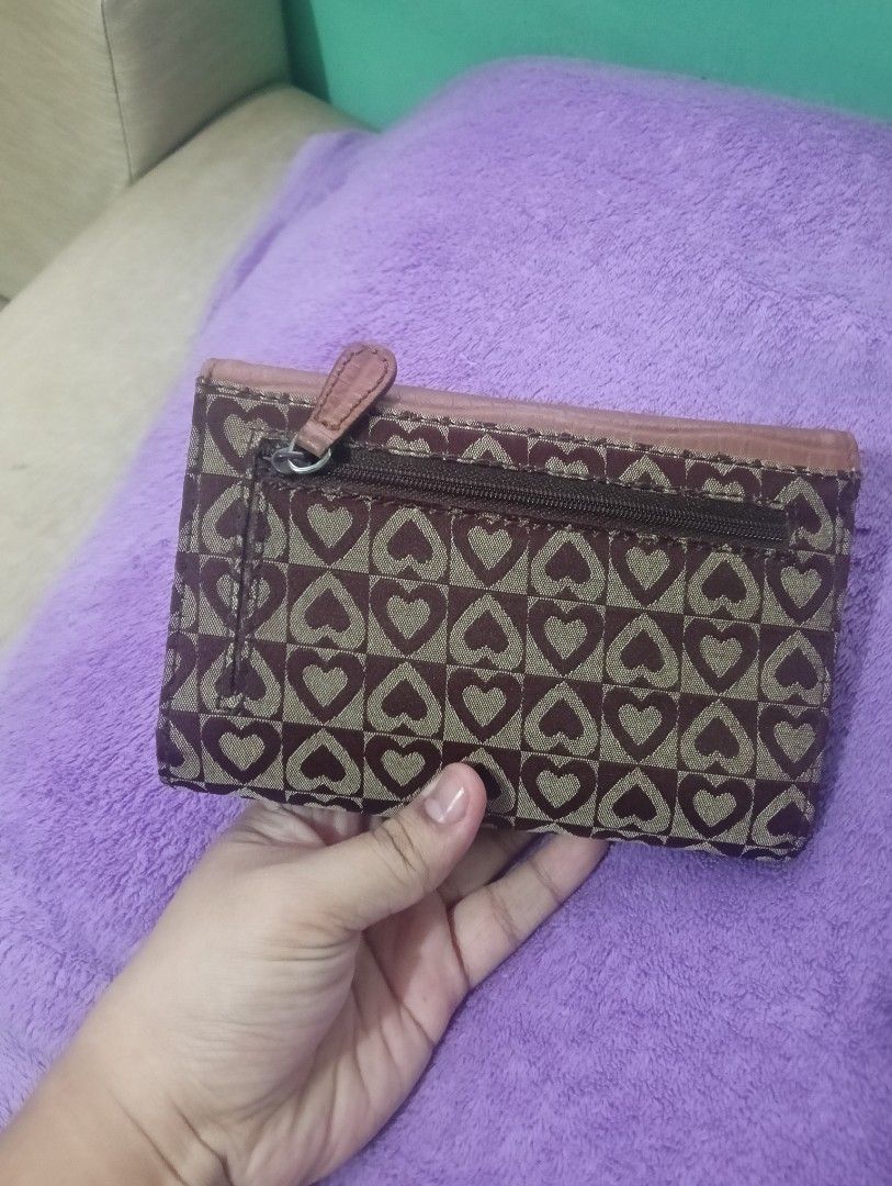 Vintage Trifold Wallet (Category: Wallets & Card holders) located in Cavite. Submitted by calix0613 (Listing ID 1433836373, Image 3). Description: .