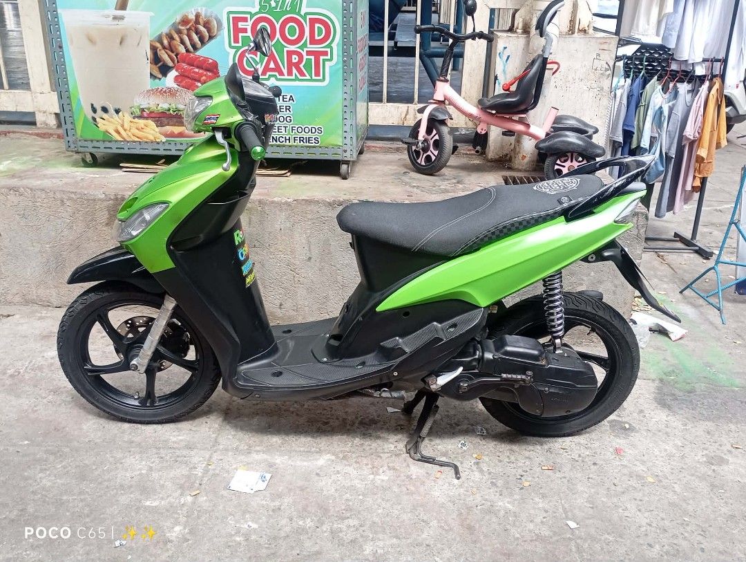 Yamaha Mio Motorcycle - Green (Category: Motorbikes for Sale) located in Manila. Submitted by jrjaqueli42535 (Listing ID 1433794905, Image 1). Description: Green and black Yamaha Mio motorcycle. Features a black seat and exhaust. The motorcycle is parked on a concrete surface. The images show the motorcycle from multiple angles..
