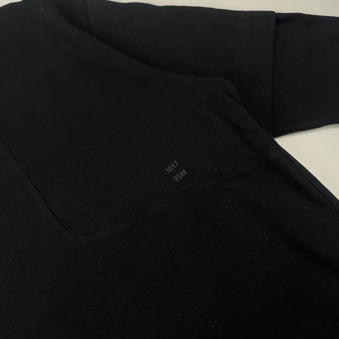 1017 Alyx 9sm Layered Sleeve Tshirt (Category: Tshirts & Polo Shirts ) located in Bacolod City. Submitted by cast.archives (Listing ID 1434108770, Image 2). Description: 1017 Alyx 9sm Layered Sleeve Tshirt Size: Large fit Condition: Very good Flaw: Need wash.