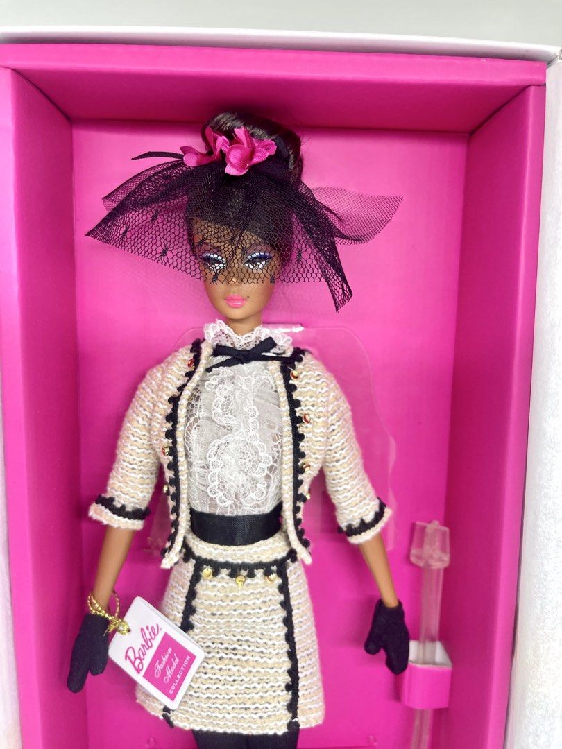 (2019) Barbie silkstone “Best to a tea” by Robert best (Category: Figurines & Statues) located in Mandaluyong City. Submitted by yentruoc_420 (Listing ID 1434097536, Image 2). Description: -NRFB .