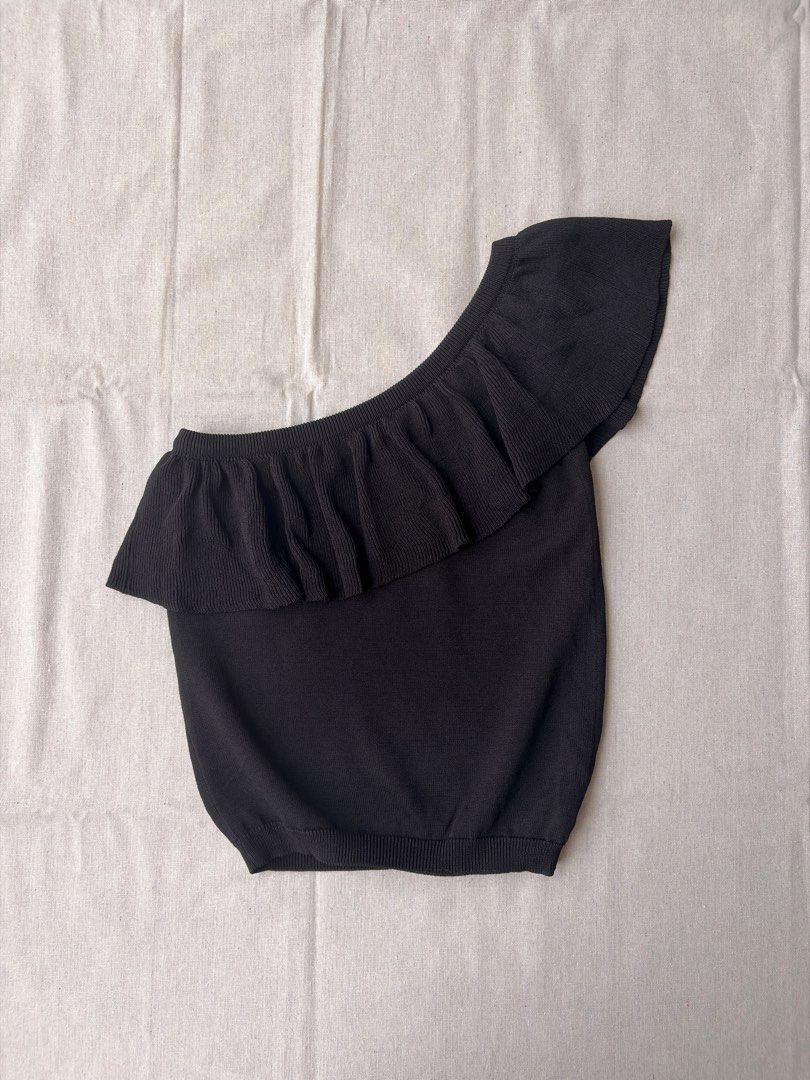 SIXTYEIGHT one-shoulder knit top (Category: Others Tops) located in Valenzuela. Submitted by andreaaah (Listing ID 1434104968, Image 2). Description: L18 B31.