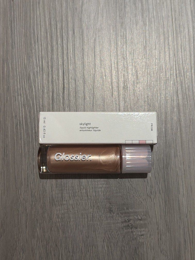 🇺🇸 Glossier Liquid Highlighter (Category: Makeup) located in Makati City. Submitted by prelovedandlovedbyt (Listing ID 1434116429, Image 1). Description: Never Used Skylight Liquid highlighter in PRISM From the Glossier Store in Los Angels 🇺🇸.