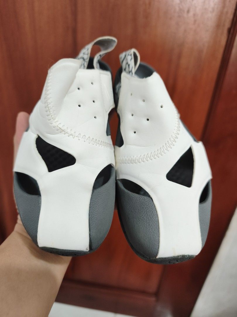 Air Jordan Flare White Grey (Category: Babies & Kids Fashion) located in Batac City. Submitted by cletzdeclutter (Listing ID 1434076480, Image 3). Description: - Air Jordan Flare - White and grey colorway - Strap closure - Features the iconic Jordan logo - Size: US 13C, UK 12.5, EUR 31.