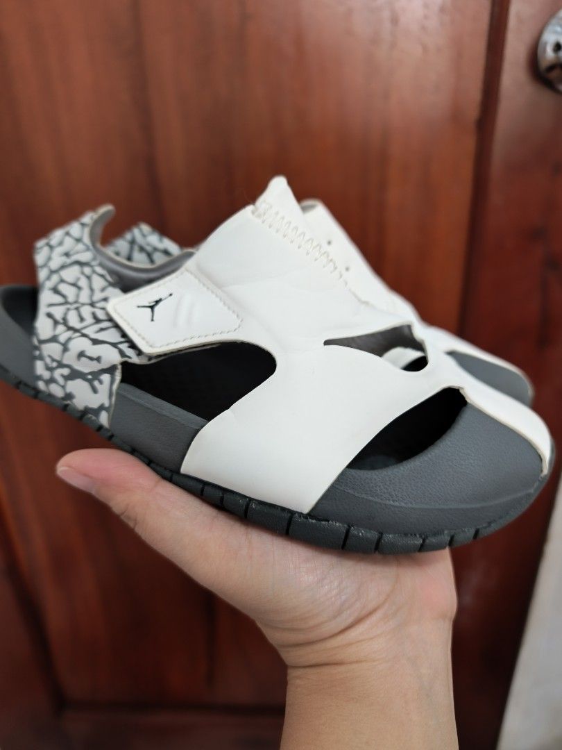 Air Jordan Flare White Grey (Category: Babies & Kids Fashion) located in Batac City. Submitted by cletzdeclutter (Listing ID 1434076480, Image 1). Description: - Air Jordan Flare - White and grey colorway - Strap closure - Features the iconic Jordan logo - Size: US 13C, UK 12.5, EUR 31.