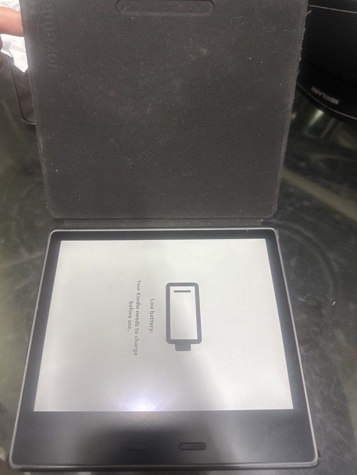 Amazon Kindle Oasis (10th Gen) (Category: E-Readers) located in Paranaque City. Submitted by esprit23 (Listing ID 1434074369, Image 2). Description: Bought from US for around 200 USD Negotiable With case Waterproof.