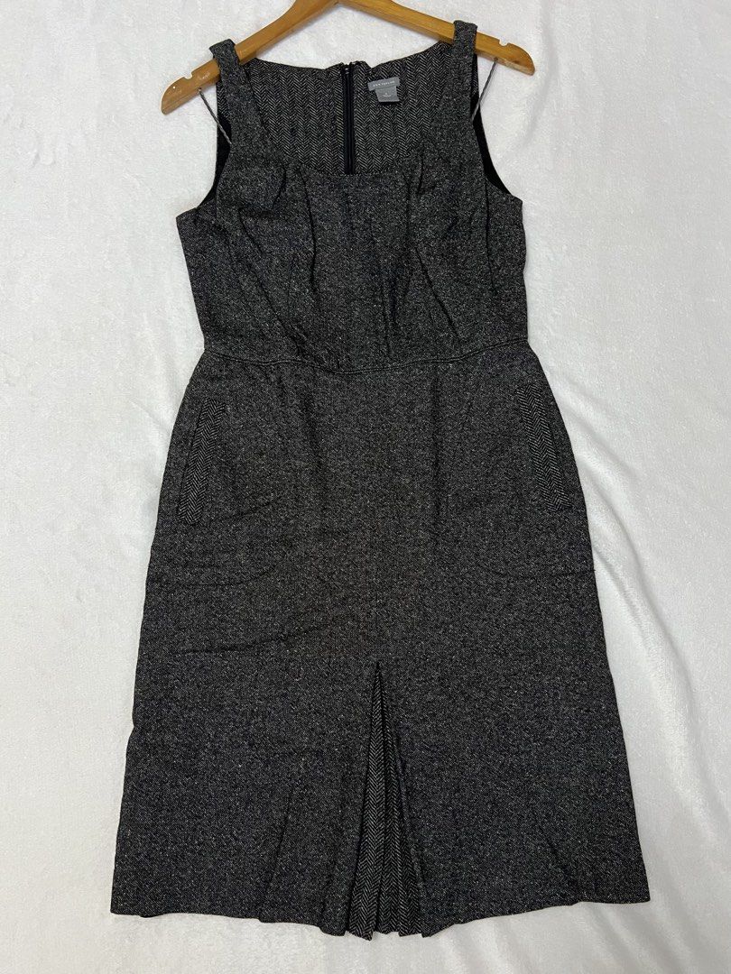 Ann Taylor Sleeveless Dress (Category: Dresses) located in Talisay. Submitted by zstylescollection (Listing ID 1434045034, Image 1). Description: - Ann Taylor sleeveless dress - Size 6 | Medium - Square neckline - Herringbone pattern - Back zipper closure - Two pockets - Perfect for office wear pair it with blazer.