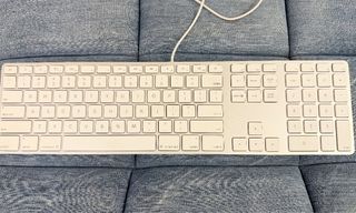 Apple Wired Keyboard + Mouse439712093968148480