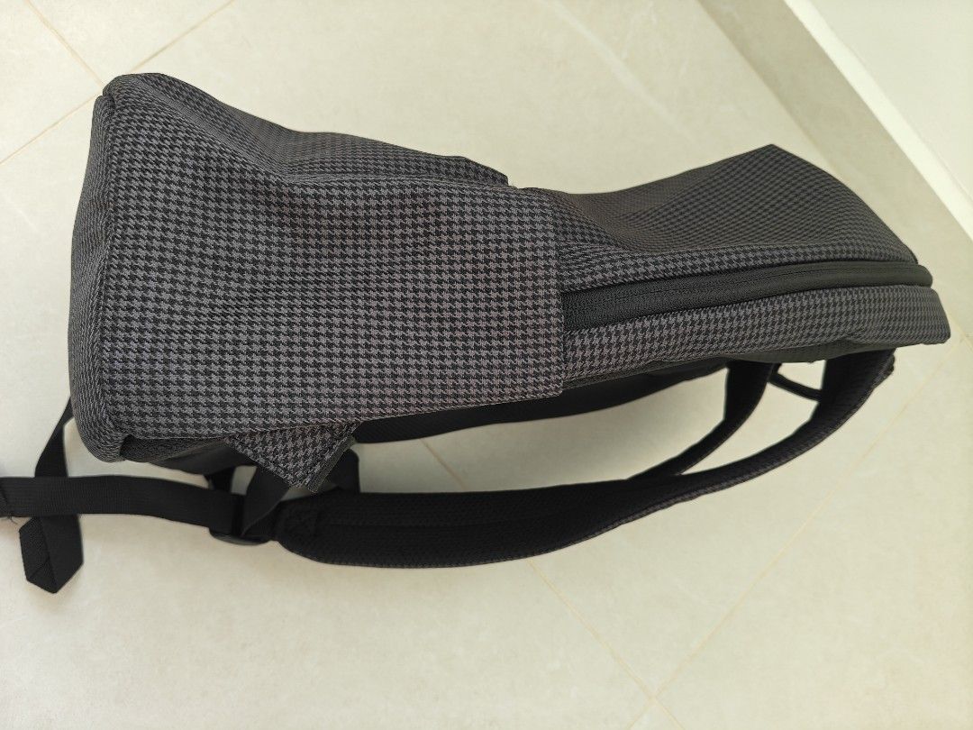 Backpack (Category: Backpacks) located in Singapore. Submitted by man-go (Listing ID 1433985493, Image 5). Description: - Light weight - Stylish pattern - Padded back and straps for comfort - Self collection at MacPherson mrt - slightly nego for fast deal .