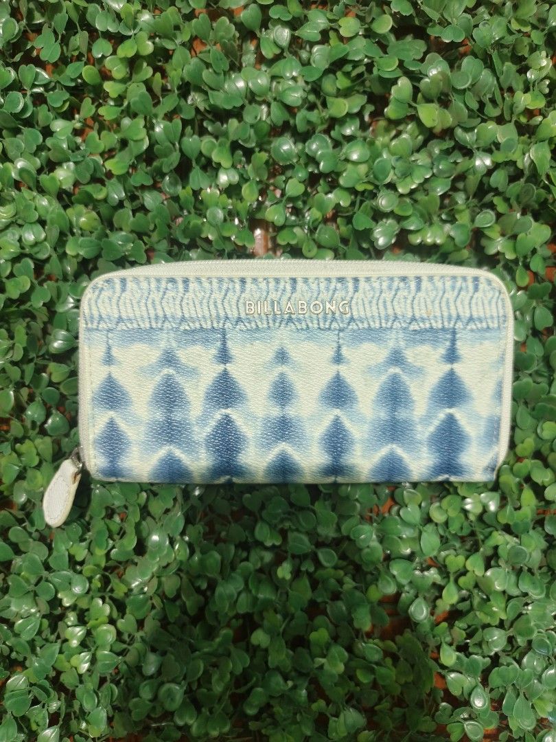 Billabong Womens Zip Around wallet (Category: Wallets & Card holders) located in Toledo. Submitted by goldendogs (Listing ID 1434057692, Image 1). Description: Tie dye Billabong Women's Zip around wallet Excellent condition Good working zipper With Multiple Card slots Note compartments 1 Zippered Coin pocket 10/10 Color rate With washtag Dm 📩.