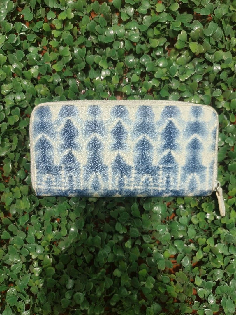 Billabong Womens Zip Around wallet (Category: Wallets & Card holders) located in Toledo. Submitted by goldendogs (Listing ID 1434057692, Image 2). Description: Tie dye Billabong Women's Zip around wallet Excellent condition Good working zipper With Multiple Card slots Note compartments 1 Zippered Coin pocket 10/10 Color rate With washtag Dm 📩.