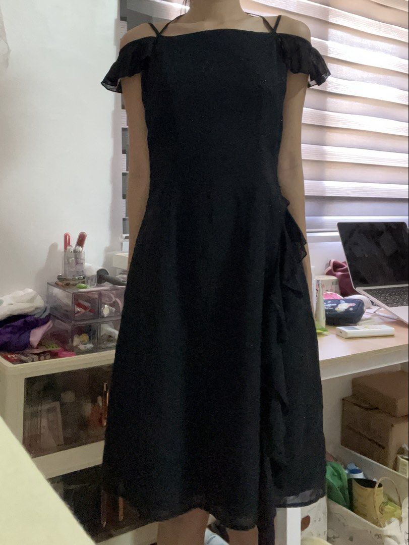 Black Off-Shoulder Sparkly Dress (Category: Dresses) located in Makati City. Submitted by woniniwoo (Listing ID 1434037422, Image 1). Description: fits xs-s mop: gcash, maya, bdo mod: j&t and sdd tags: esprit, cocktail, formal, midi, debut, events.