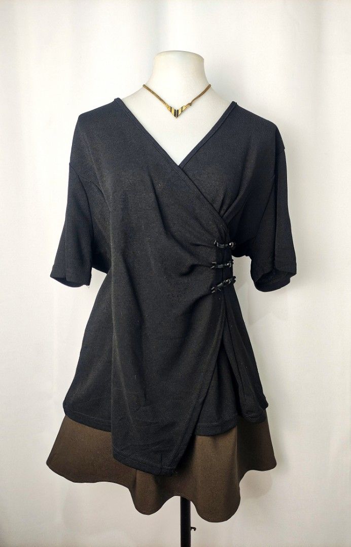 Black Vneck Blouse Top (Category: Blouses) located in Caloocan City. Submitted by happystar.e0dc1b (Listing ID 1434092969, Image 2). Description: ⚠️PLEASE CLICK THE IMAGE TO SEE THE SIZE⚠️ FB PAGE: IPPEUNI AGASSI Location: Caloocan City ❌ No haggling ❌ No when worn ❌ No "more pics" ❌ No flaws, unless stated ❌ Request for specific measurements of neck, arm, shoulder etc will not be entertained.