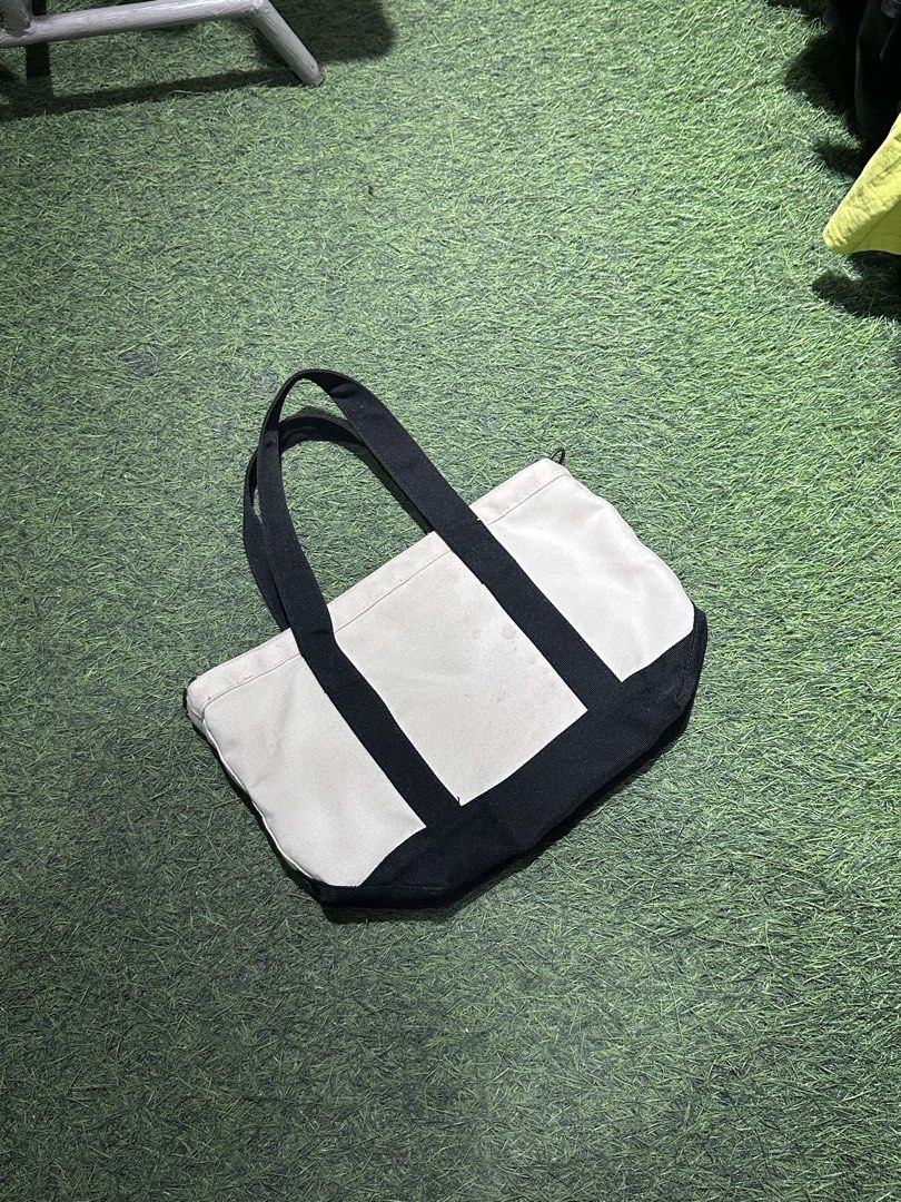 Champion Hand Bag (Category: Shoulder Bags) located in Dasmarinas. Submitted by takuya_ (Listing ID 1434044311, Image 3). Description: champion Hand bag unisex used gently legit and authentic.