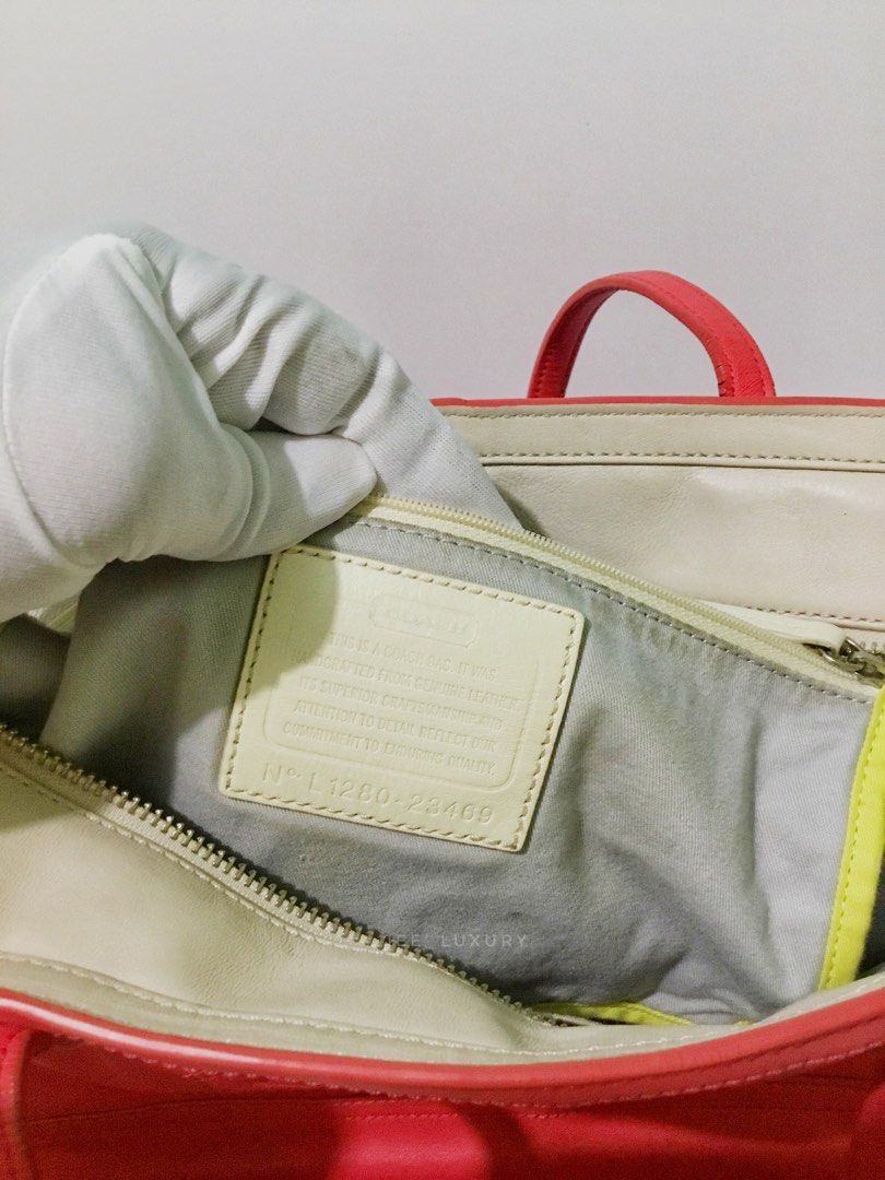 Coach shoulder bag size med to large (Category: Luxury Bags & Wallets) located in Bulacan. Submitted by jee_luxury (Listing ID 1434124500, Image 3). Description: Free ship - coach shoulder bag clear loob..from japan.