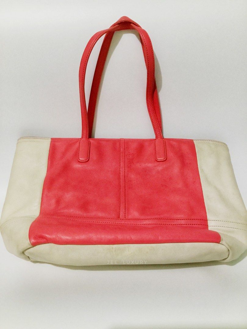 Coach shoulder bag size med to large (Category: Luxury Bags & Wallets) located in Bulacan. Submitted by jee_luxury (Listing ID 1434124500, Image 2). Description: Free ship - coach shoulder bag clear loob..from japan.