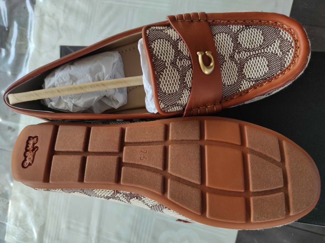 Coach Signature Loafers (Category: Loafers) located in General Mariano Alvarez. Submitted by deslacbayan (Listing ID 1434030216, Image 3). Description: - Coach loafers - Signature pattern - Brown leather trim - Gold-tone 'C' logo - New with original packaging - Classic style - Perfect for everyday wear.