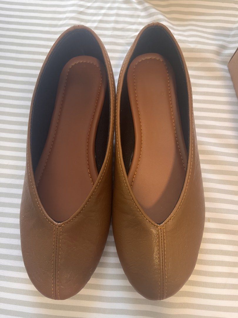 Comfy Flats - Tan (bought from ig shop) (Category: Flats & Sandals) located in Pasig City. Submitted by kit_cat (Listing ID 1434046249, Image 2). Description: - Brown comfy flats - Size 38 - Unworn condition - Original box included - Rounded toe design - Stitched detail on top - Black soles with textured pattern Note: bought from The Comfort Club for 850 but I have a wide feet, the shoes is a little small for me. This is the Mila version See size