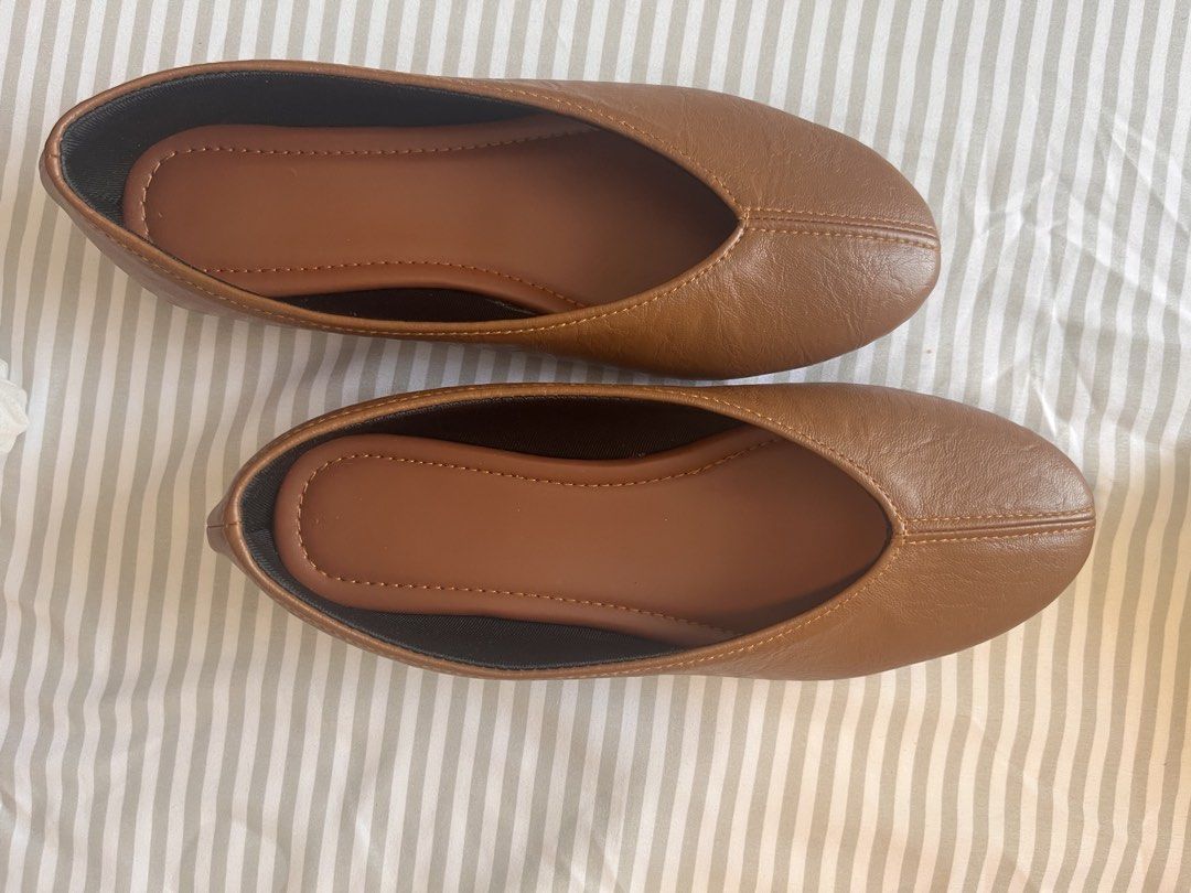 Comfy Flats - Tan (bought from ig shop) (Category: Flats & Sandals) located in Pasig City. Submitted by kit_cat (Listing ID 1434046249, Image 3). Description: - Brown comfy flats - Size 38 - Unworn condition - Original box included - Rounded toe design - Stitched detail on top - Black soles with textured pattern Note: bought from The Comfort Club for 850 but I have a wide feet, the shoes is a little small for me. This is the Mila version See size
