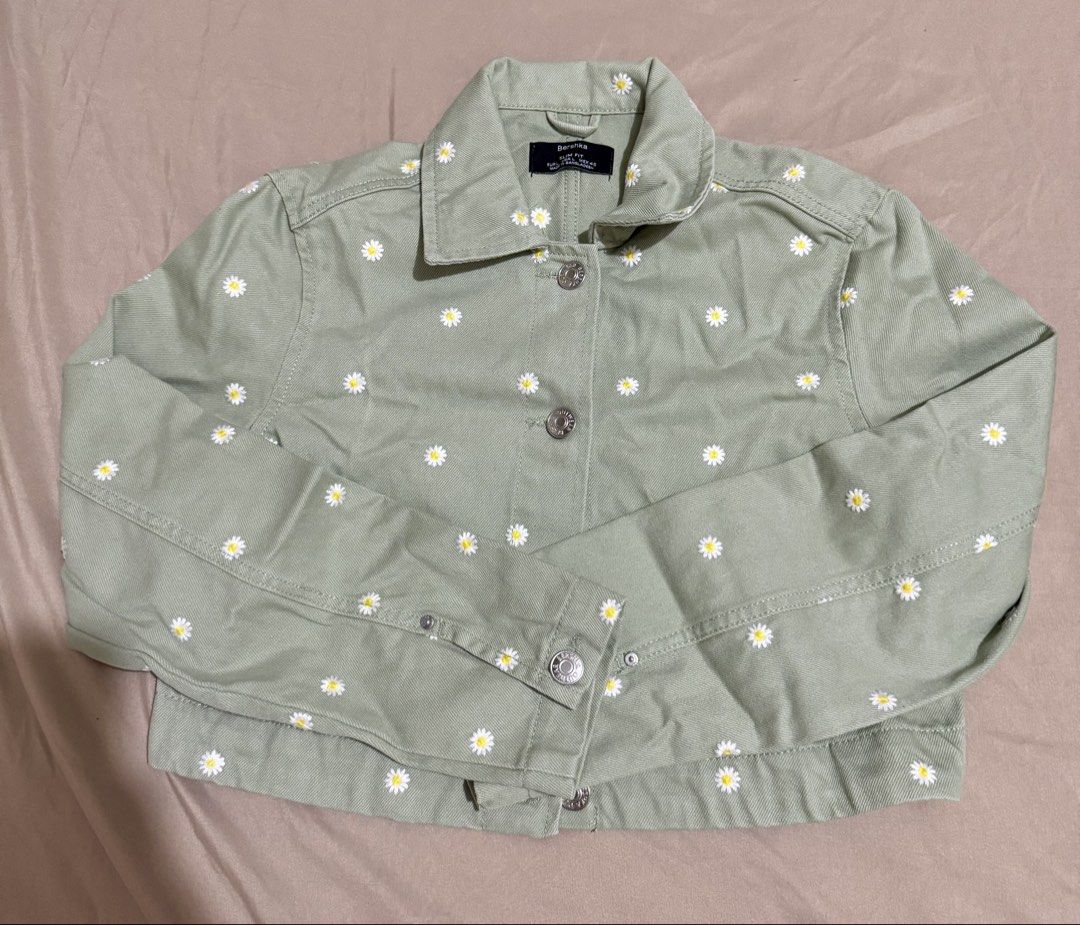 Cropped denim jacket (olive green) (Category: Coats, Jackets and Outerwear) located in Bacoor. Submitted by _declutterwithjess (Listing ID 1434107528, Image 1). Description: 📌Cropped denim jacket with flower embroidery 📌 impulsive buy— never worn, washed & kept it in the closet 📌 XS- S frame .