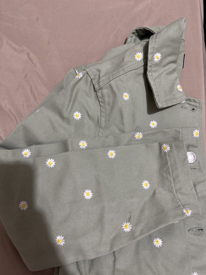 Cropped denim jacket (olive green) (Category: Coats, Jackets and Outerwear) located in Bacoor. Submitted by _declutterwithjess (Listing ID 1434107528, Image 2). Description: 📌Cropped denim jacket with flower embroidery 📌 impulsive buy— never worn, washed & kept it in the closet 📌 XS- S frame .