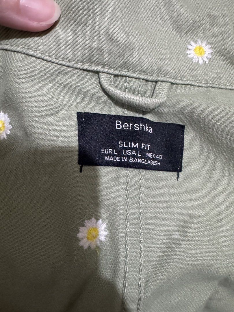 Cropped denim jacket (olive green) (Category: Coats, Jackets and Outerwear) located in Bacoor. Submitted by _declutterwithjess (Listing ID 1434107528, Image 3). Description: 📌Cropped denim jacket with flower embroidery 📌 impulsive buy— never worn, washed & kept it in the closet 📌 XS- S frame .