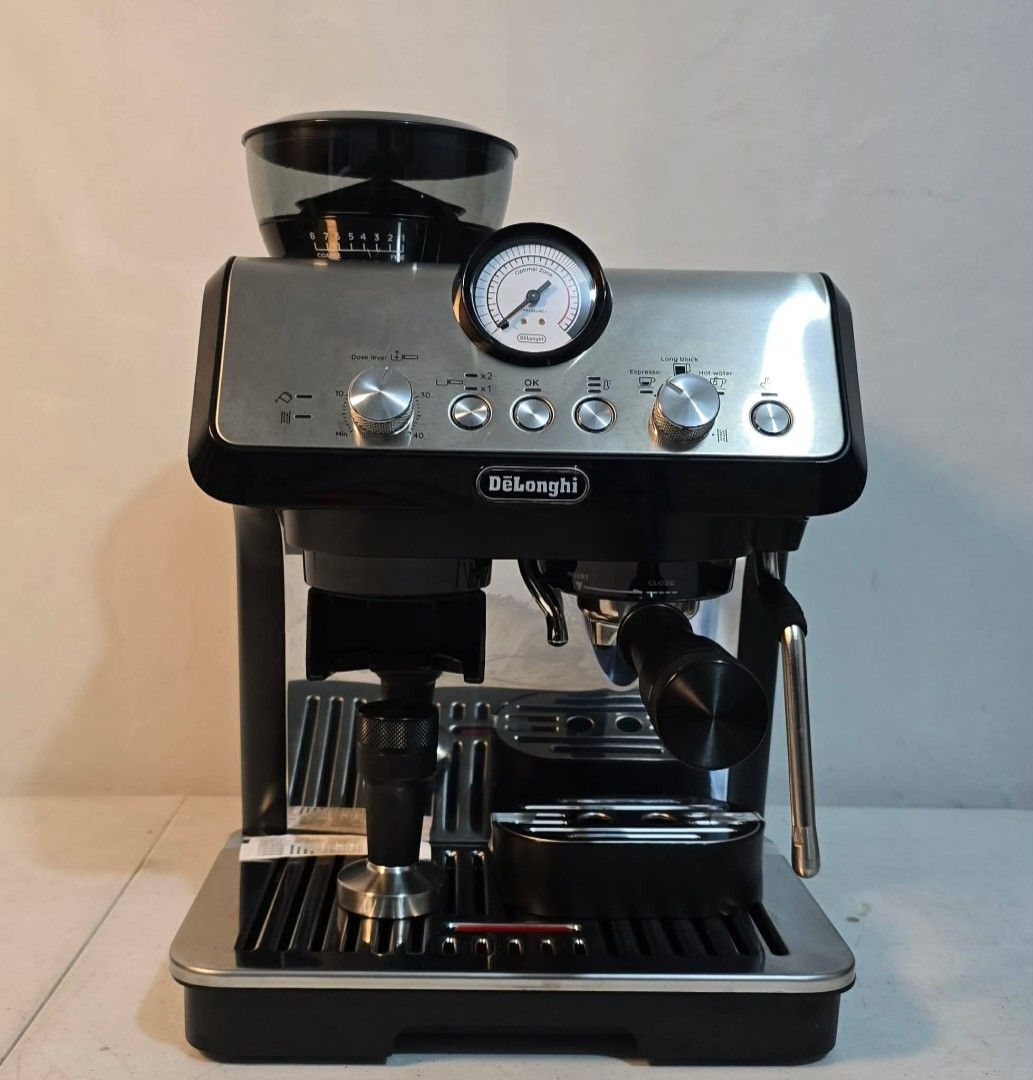 Delonghi La Specialista Arte (Category: Coffee Machines & Makers) located in Taguig. Submitted by roma2701 (Listing ID 1310691034, Image 2). Description: Unit only pls see picture for included accessories Items are used from Australia 220V unnoticeable issue small chip on the top grinder part.