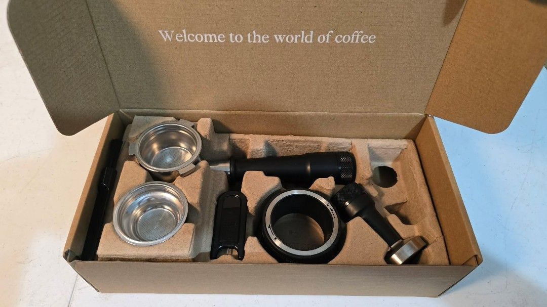 Delonghi La Specialista Arte (Category: Coffee Machines & Makers) located in Taguig. Submitted by roma2701 (Listing ID 1310691034, Image 3). Description: Unit only pls see picture for included accessories Items are used from Australia 220V unnoticeable issue small chip on the top grinder part.
