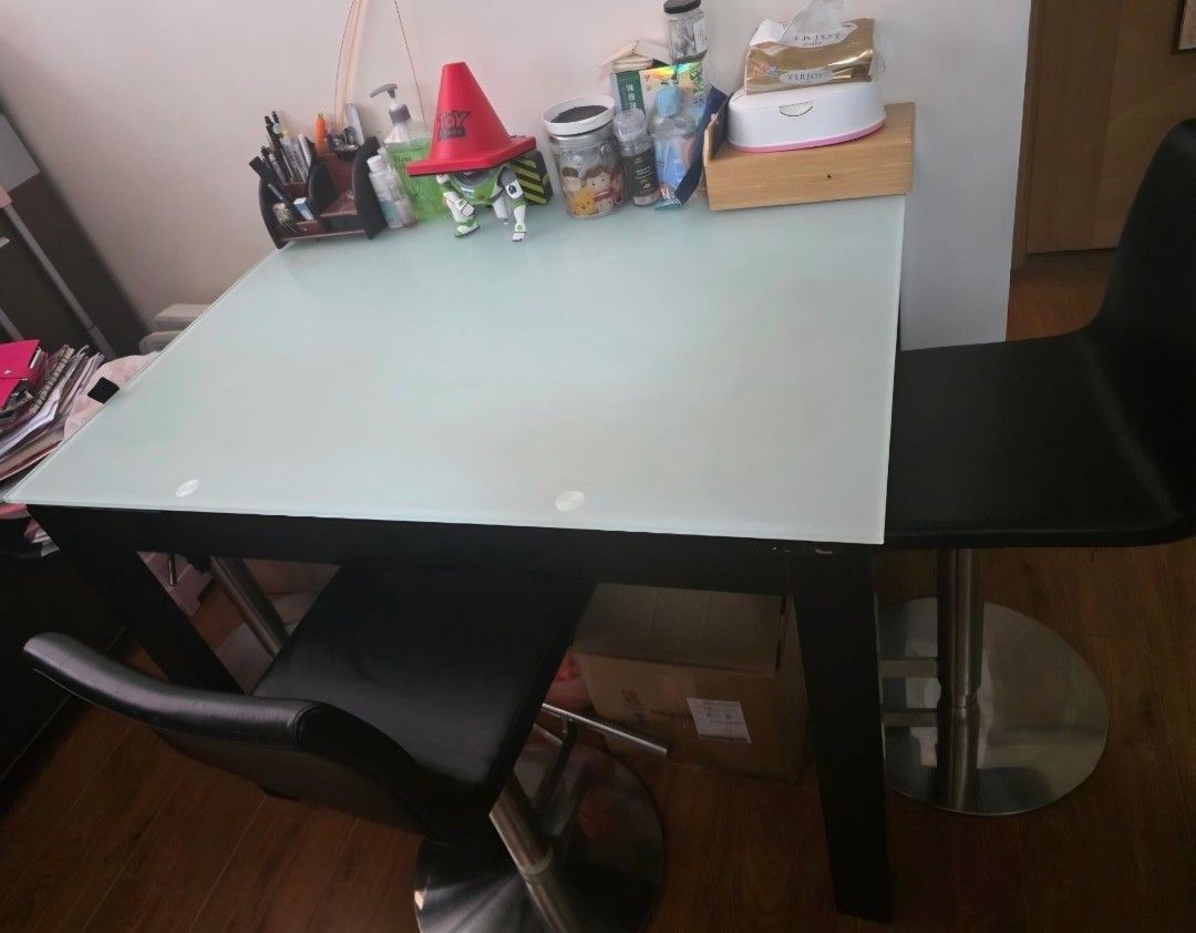 Dining table （分類：桌子）位於 Hong Kong。 由 meylok78 提交（商品編號 1434140111，圖片 1）。簡介： can be extended 120cm, glass top and wood base, 200 @chair。