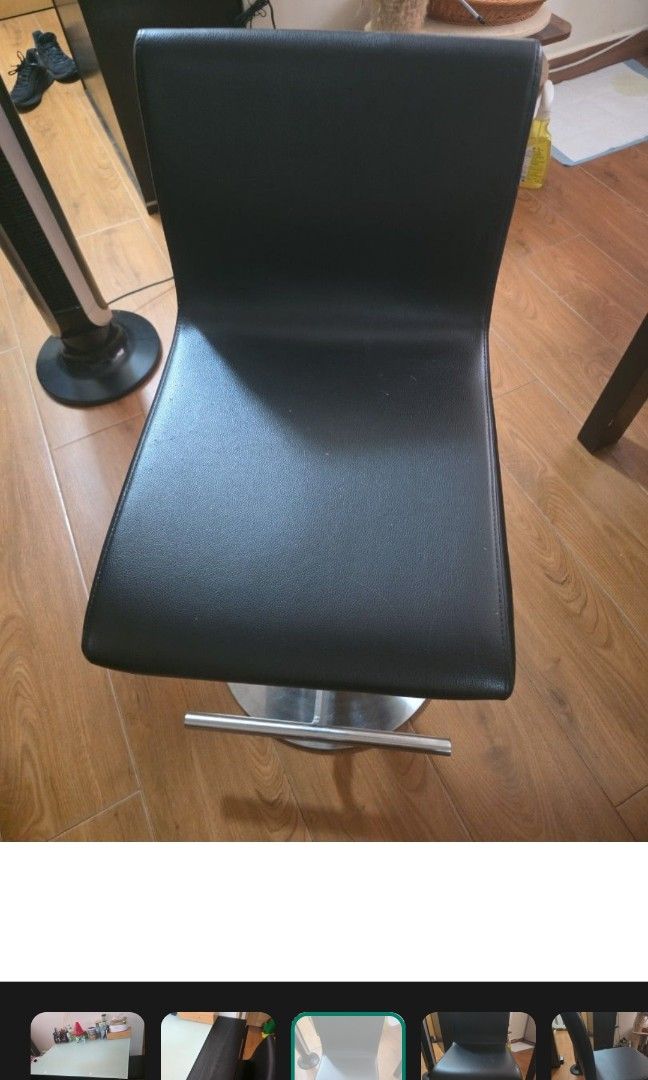 Dining table （分類：桌子）位於 Hong Kong。 由 meylok78 提交（商品編號 1434140111，圖片 3）。簡介： can be extended 120cm, glass top and wood base, 200 @chair。
