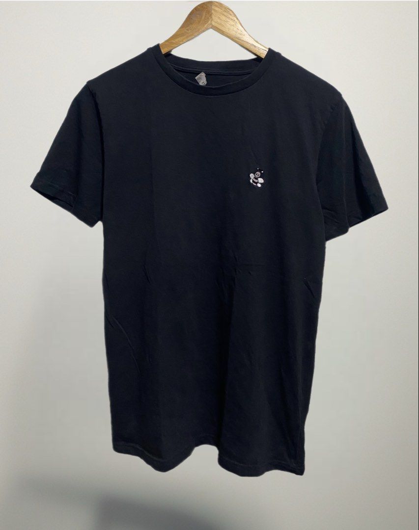 Dior Bee Embroidery T-shirt - Black - Medium (Category: Tshirts & Polo Shirts ) located in Naga. Submitted by thesource4400 (Listing ID 1433994306, Image 1). Description: - Black Dior T-shirt - Features bee embroidery on chest - Size: Medium - Material: Cotton-polyester blend - Design: Classic crew neck - Condition: Good.