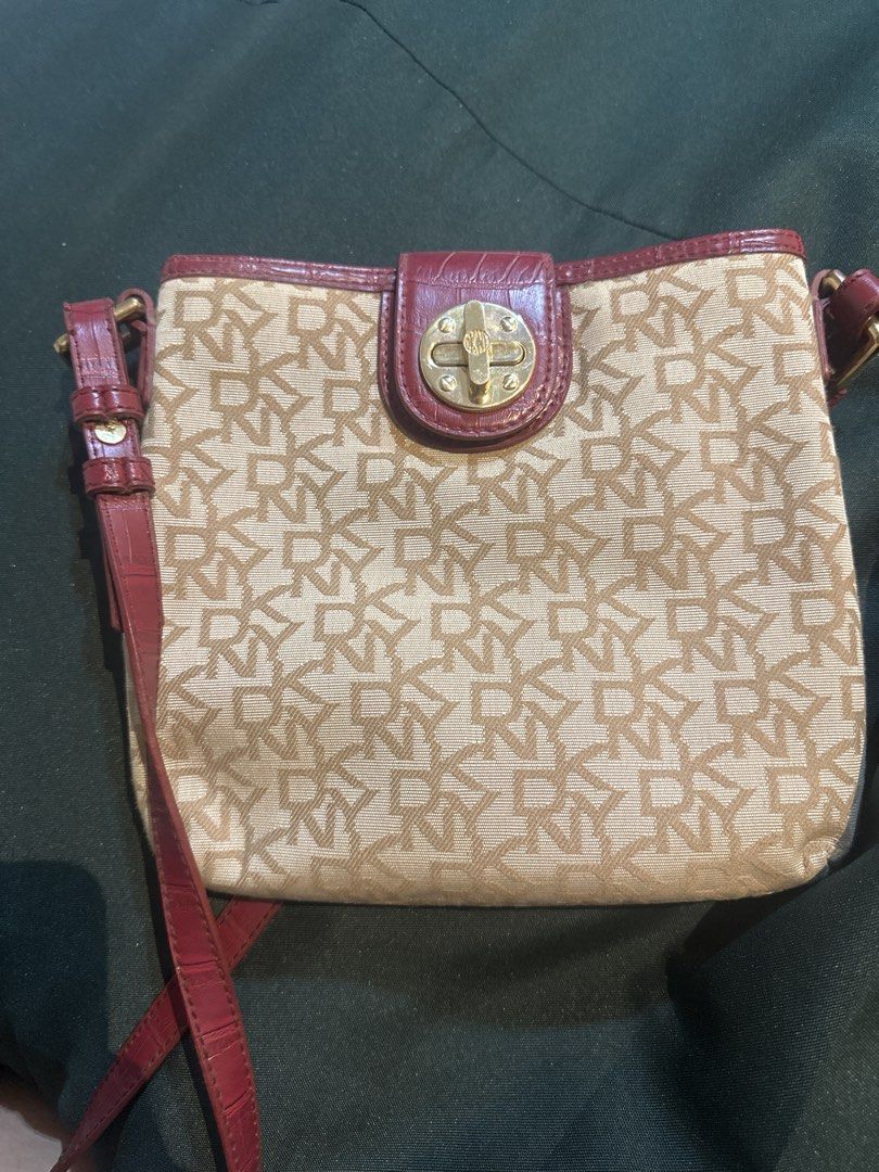 DKNY Crossbody Bag (Category: Cross-body Bags) located in San Pablo. Submitted by ther____ (Listing ID 1434119960, Image 1). Description: .
