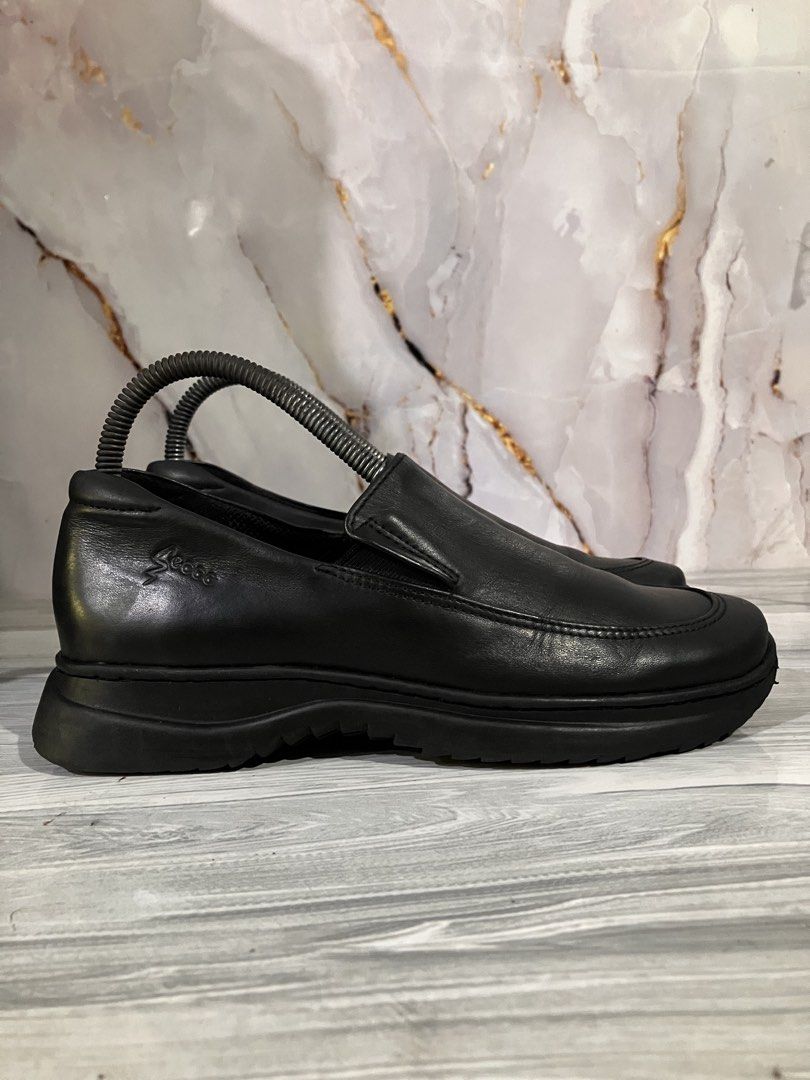 Ecco Black Leather Slip-on Shoes (Category: Casual Shoes) located in General Mariano Alvarez. Submitted by adonid (Listing ID 1434050810, Image 1). Description: ECCO LEATHER SHOES ORIGINAL ECCO LEATHER SHOES GOOD CONDITION NORMAL SIGN OF USAGE ONLY SIZE 7 WOMEN.