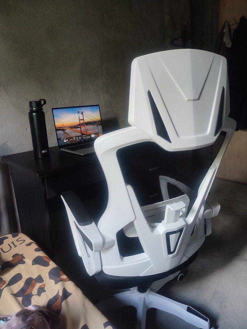 Ergonomic Office Chair with Headrest (Category: Office Furniture & Fixtures) located in Pasig City. Submitted by anya2000 (Listing ID 1434047001, Image 2). Description: has minimal scratches RFS: hindi na ginagamit Location: Binangonan, Rizal .