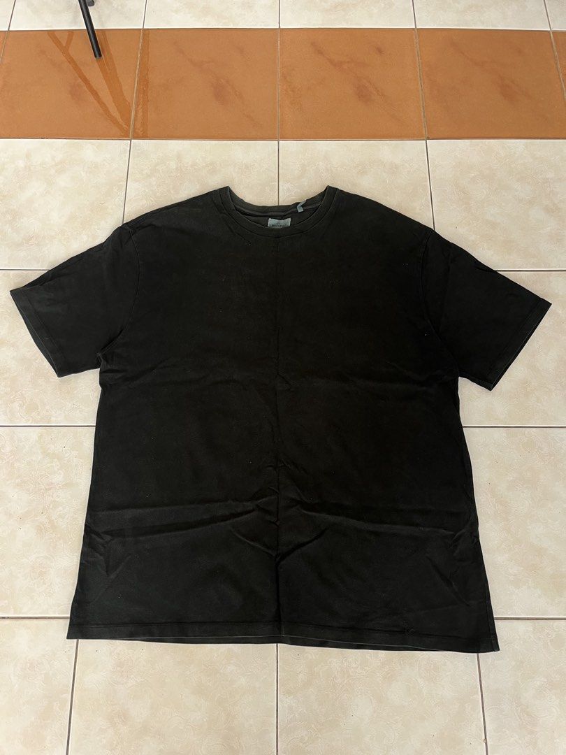 Essentials x Fear of God T-shirt (Category: Tshirts & Polo Shirts ) located in Manila. Submitted by susheen (Listing ID 1434122271, Image 3). Description: Essentials x Fear of God T-shirt Off/legit Width: 25 Length: 32 Color rate: 8.5/10 Issue: minor cracks prints, storage stains, needs wash .