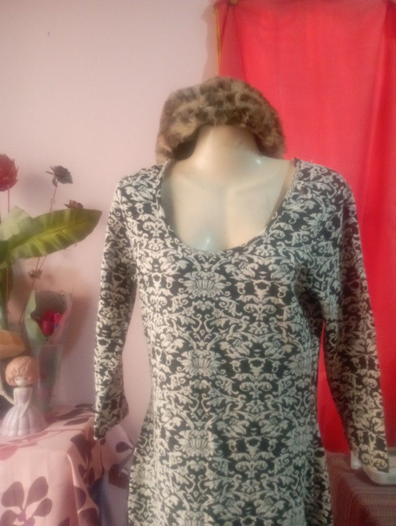 Floral Print Long Sleeve Dress (Category: Dresses) located in Manila. Submitted by Jessane23 (Listing ID 1434100621, Image 3). Description: - Black and white floral print - Long sleeves - Scoop neckline - Knee-length - Lightweight fabric.