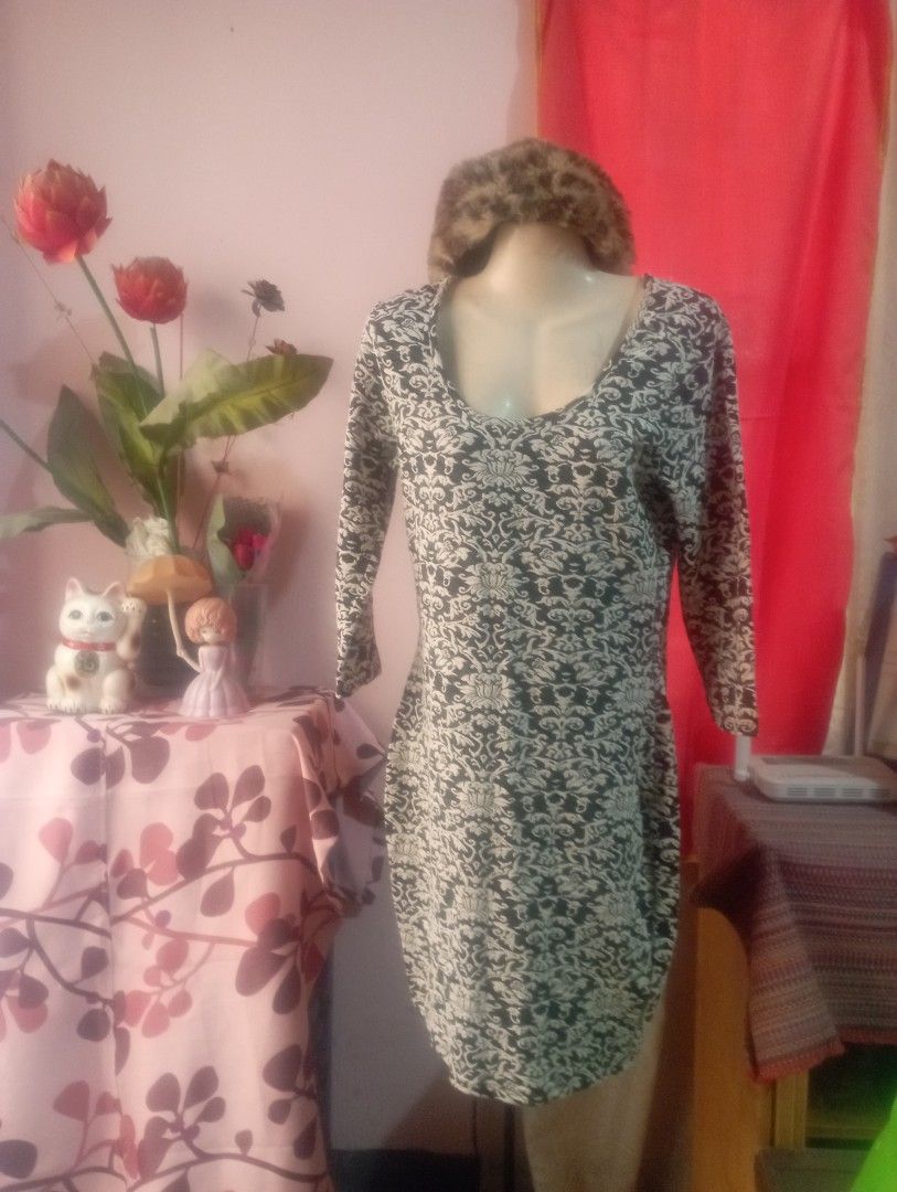 Floral Print Long Sleeve Dress (Category: Dresses) located in Manila. Submitted by Jessane23 (Listing ID 1434100621, Image 2). Description: - Black and white floral print - Long sleeves - Scoop neckline - Knee-length - Lightweight fabric.