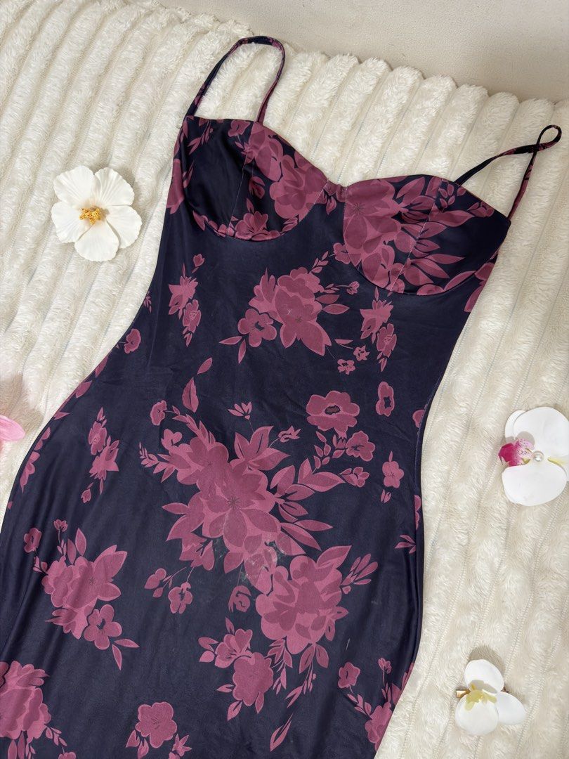 Floral Print Slip Dress (Category: Dresses) located in Pasig City. Submitted by jamie.sebuc (Listing ID 1434076782, Image 3). Description: - Navy slip dress - Features a vibrant pink floral print - Midi length - Fitted bodice with thin straps - Flattering silhouette - Perfect for various occasions - Stylish and versatile ✨Major Clean up Closet Sale✨ ✨Open for haggle. 2 items or more additional discounts ✨Actual photos already posted ✨Mode of Paym
