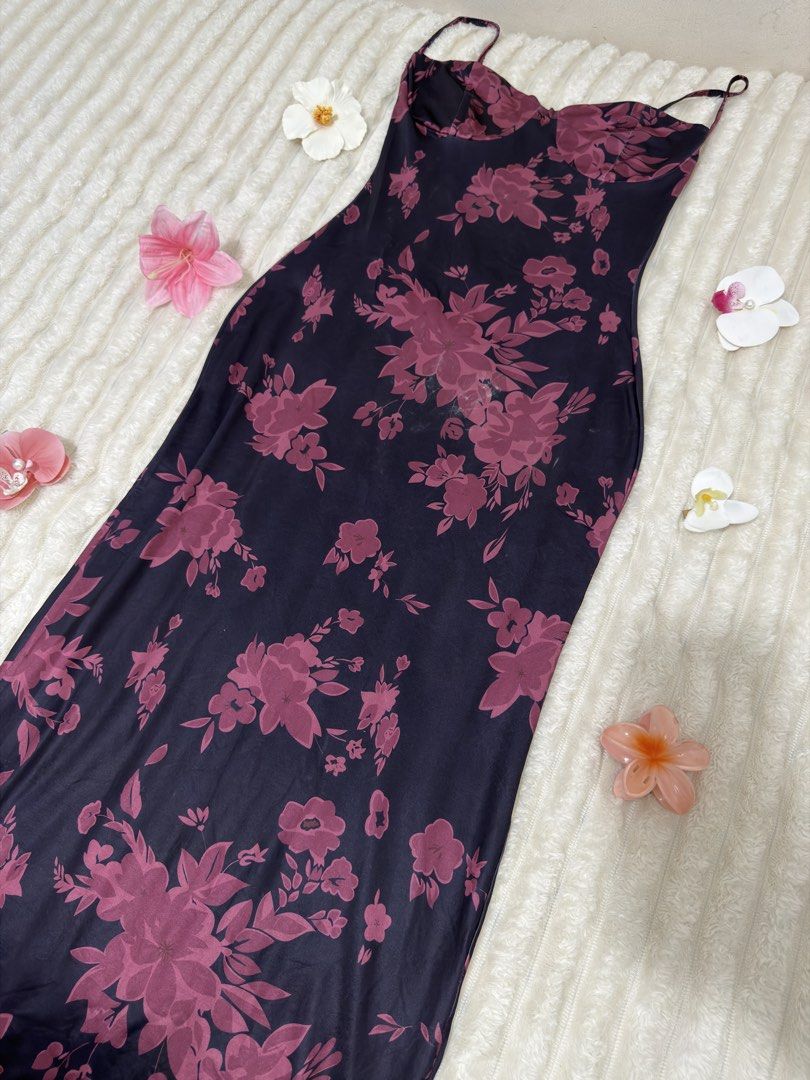 Floral Print Slip Dress (Category: Dresses) located in Pasig City. Submitted by jamie.sebuc (Listing ID 1434076782, Image 2). Description: - Navy slip dress - Features a vibrant pink floral print - Midi length - Fitted bodice with thin straps - Flattering silhouette - Perfect for various occasions - Stylish and versatile ✨Major Clean up Closet Sale✨ ✨Open for haggle. 2 items or more additional discounts ✨Actual photos already posted ✨Mode of Paym