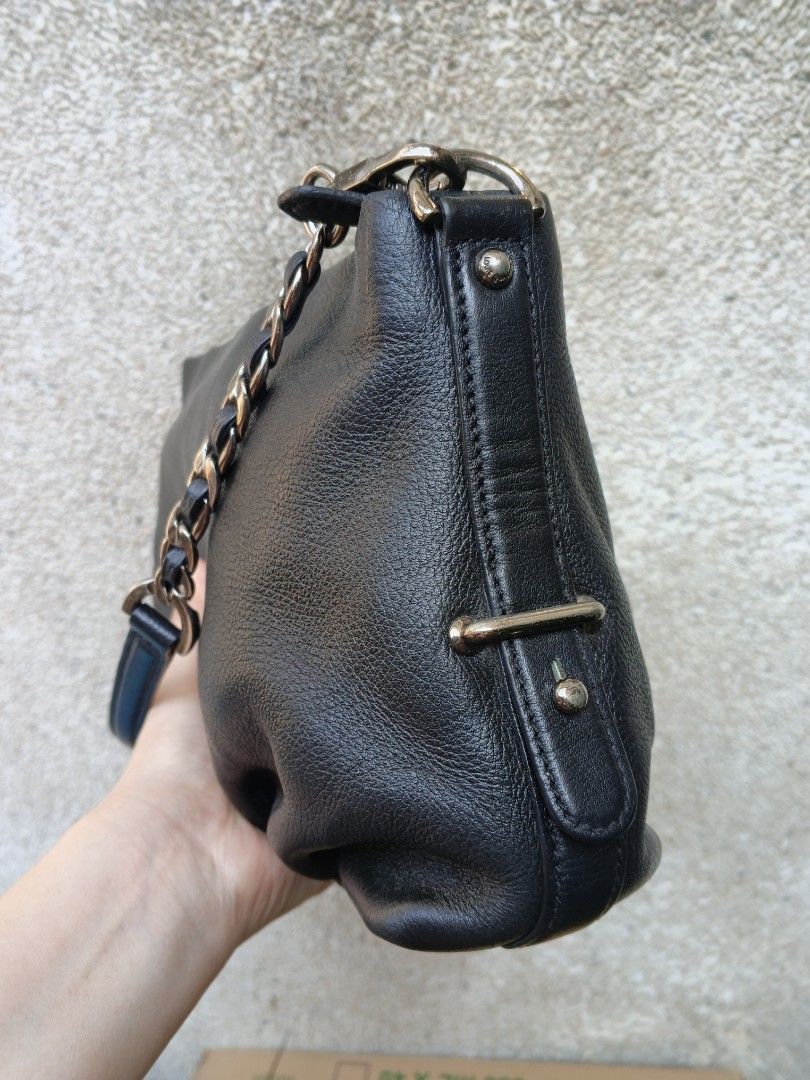 Louis Quatorze Black Shoulder Bag (Category: Shoulder Bags) located in Taytay. Submitted by eri.94 (Listing ID 1427378078, Image 3). Description: authentic Louis quatorze shoulder bag in black ykk zipper gunmetal hardwares minimal signs of usage only no issues.